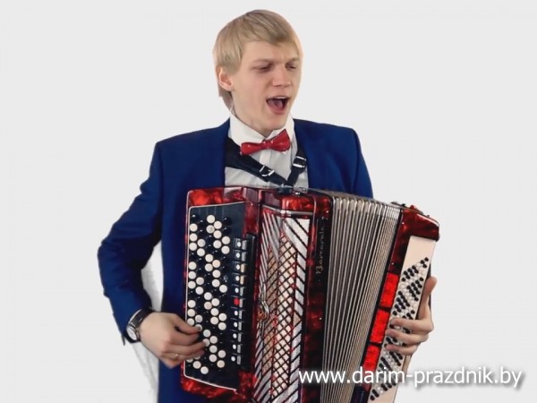 Баянист и певец Евгений Курильчик